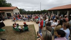 Carmela L�pez y la alcaldesa Pilar Porto (americana azul marino) inauguran el parque central de Galicia en Antas de Ulla