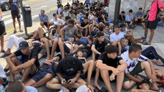 Multitud de menores migrantes esperaban este lunes su turno para su filiaci�n frente a la Jefatura Superior de la Polic�a Nacional en Ceuta.