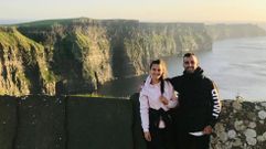 Laura Varela con su marido, en una visita a los acantilados de Moher en la costa irlandesa