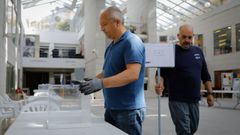 Preparativos para la jornada electoral de este domingo en A Coru�a.