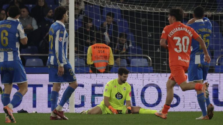 Los jugadores del D&eacute;por reaccionan tras uno de los goles de la Real B en Abanca Riazor