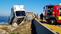 Un microbus sufre un accidente�en Baiona y acaba en las rocas de Cabo Silleiro