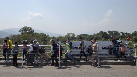 Cientos de venezolanos cruzan a diario la frontera con Colombia en busca de comida y medicinas o con la intenci�n de emigrar para lograr recursos para enviar a los que se quedan en el pa�s