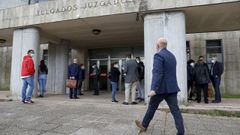 Imagen de este jueves en los juzgados de Santiago, donde hay que esperar turno para entrar y los guardias civiles se encargan de controlar el paso al edificio