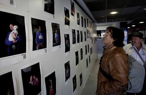 Las fotos de Amador Lorenzo, Luis D�az y Jes�s Madri��n se exponen en el mercado. 