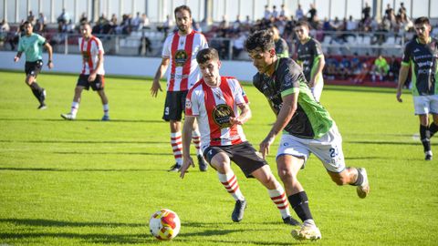 Samu Araujo, del Boiro, conduciendo un baln ante la presin de Nico, del Cltiga