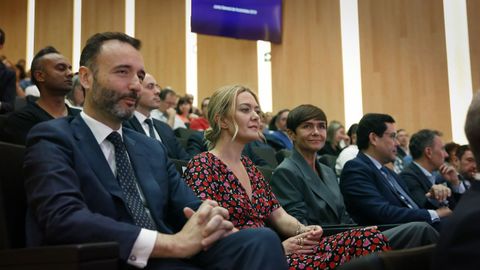 Junta general de accionistas de Inditex de 2019. En el centro, Marta Ortega, acompaada por Roberto Cibeira, consejero de Pontegadea, y Beatriz Padn, responsable de Zara Women.