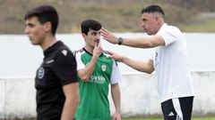 Julio C�sar Castro da instrucciones a Ant�n Cami�a durante el partido ante el Mi�o en A Marosa.