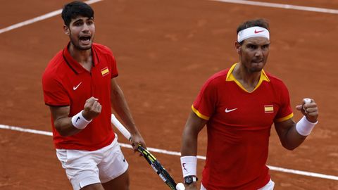 Alcaraz y Nadal celebran avanzan a cuartos de final.