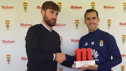 Linares Real Oviedo Mahou Horizontal.Linares recoge su premio al mejor futbolista de noviembre