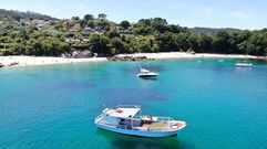 Ald�n desde otra perspectiva.Ald�n desde otra perspectiva. Otra forma de conocer la r�a es navegando. Los tripulantes pueden apreciar las l�neas suaves de este rinc�n del litoral pontevedr�s sin tener que pisar la arena