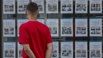 Imagen de archivo de un joven echando un vistazo en una inmobiliaria