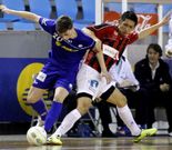 �lex Diz controla el bal�n ante un jugador del Zaragoza.