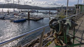 Actividad en el puerto deportivo de Camari�as, que dispone de 83 amarres y es gestionado por el club n�utico local.