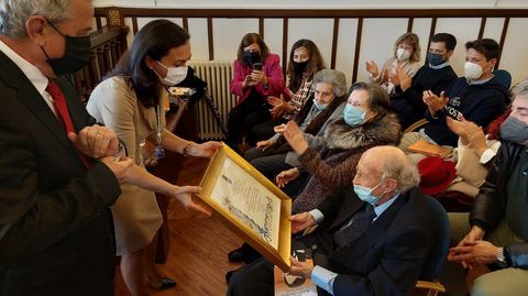 La alcaldesa de Marín, María Ramallo, entrega el diploma de hijo predilecto de Antonio Blanco Freijeiro a su hermano Víctor