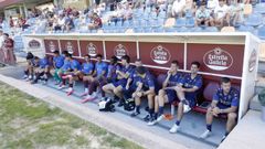 Los jugadores del Pontevedra, en el banquillo durante el �ltimo partido en Pasar�n