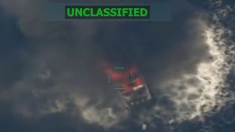 Imagen difundida por el departamento de Guerra estadounidense de la �ltima narcolancha derribada en el Pac�fico