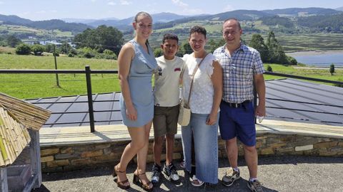 Mari Carmen y Germán, de Barreiros, con Hamdi, el niño que acogen, y con Nerea, su hija mayor