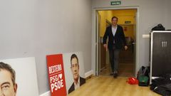 Besteiro, entrando en la sede de campaña del PSdeG la noche del domingo