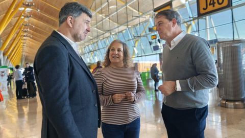 El secretario xeral del PSdeG, Jos Ramn Gmez Besteiro, acompaado por el eurodiputado Nicols Gonzlez-Casares y por Iratxe Prez, presidenta del Grupo de Socialistas y Demcratas en el Europarlamento.