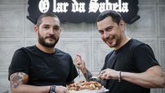 Miguel y Javier, con parte de una raci�n de cocido, el plato m�s t�pico de O Lar da Sabela