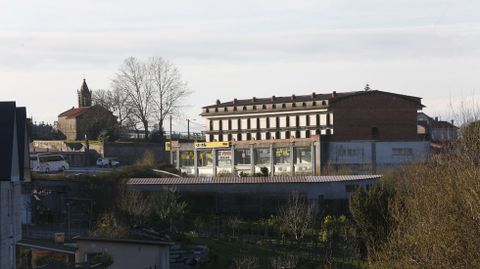 El edificio cerca del polgono, de la AP-9 y a orillas de la carretera que va de Pontevedra a Vilagarca