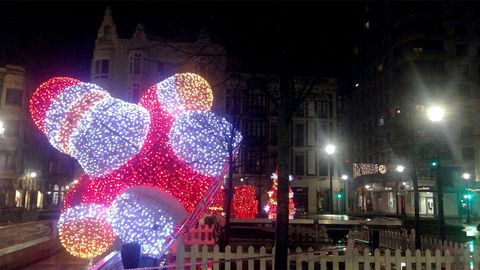 El Pap� Noel de la gijonesa plaza del Parch�s, tumbado por el viento 