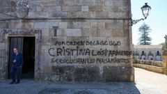 El p&aacute;rroco, Jos&eacute; Aldao, sale por la puerta m&aacute;s cercana a la pintada