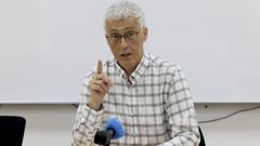 El presidente de la CIUG, el matem�tico Iv�n Area, el jueves pasado durante la rueda de prensa en la que compareci� por los errores en la PAU.