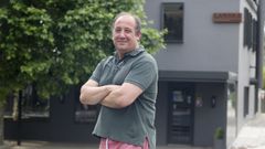 Francisco, el m�s joven de los hermanos Carpente Cabana, delante de la braser�a Labora, bautizada as� por su padre, conocido como Pepe�O Labora