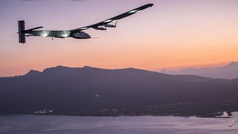 El Solar Impulse II aproximndose al aeropuerto de Kalealoa en Oahu, Hawai.