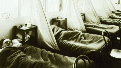 Soldados americanos enfermos de gripe en un hospital de campaña en Francia, 1918