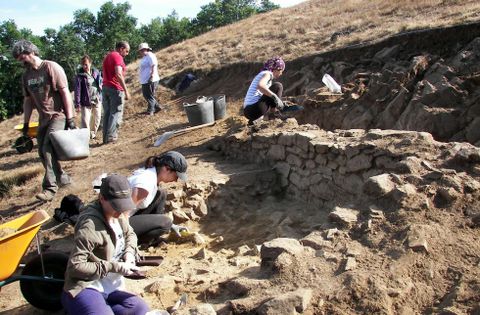 Los trabajos arqueolgicos se centran en la ladera occidental del promontorio donde se asienta el castro. 