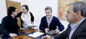 Mar�a Xos� Vega (BNG) saluda a Jos� Manuel Puga (PP) ante el alcalde y Tom� en la reuni�n.