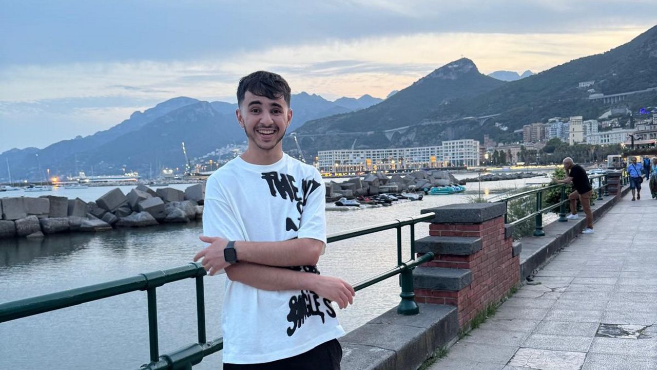 Mohamed Anouar, joven marroquí en Foz: «Creo que con las ganas que tengo voy a conseguir ser barista profesional»