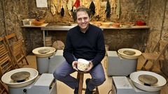 El escritor Domingo Villar, en el taller de ceramistas de la viguesa Escola de Artes e Oficios, clave en su nueva novela, �El �ltimo barco�