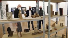 O comisario �ngel Cervi�o, o secretario xeral de Cultura e o director do CGAC, percorrendo a exposici�n