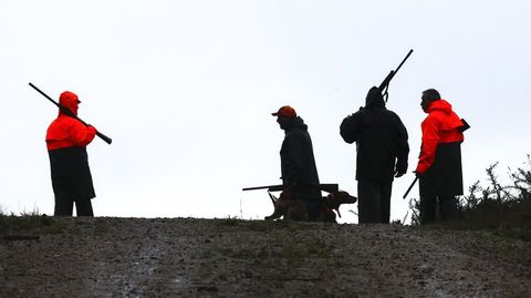 Fotografía de archivo de una cuadrilla de cazadores