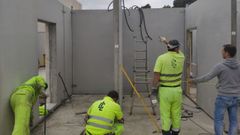 Trabajadores de Lpez Cao levantan un prototipo de vivienda con tabiques prefabricados de hormign ligero desarrollados en una investigacin alentada por la constructora con Naos Arquitectura y GalaiControl, en colaboracin con el gCons de la escuela de Enxeara de Camios de la UDC