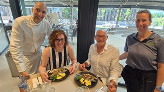 Stefano Quarta y Mar&iacute;a Purificaci&oacute;n Correa muestran junto a dos clientes la f&oacute;rmula que permite comprar el producto en la plaza y disfrutarlo ya cocinado.