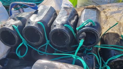 Cacharros, aparejos prohibidos en Galicia que se emplean para capturar pulpo y han sido decomisados por Gardacostas