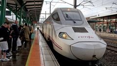 El Alvia que cubre el trayecto partir� de Vilagarc�a a las 8.04 de la ma�ana y el viaje de regreso tocar� la estaci�n a las 22.22 horas