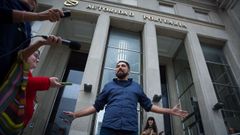 Xiao Varela saliendo del Consejo del Puerto
