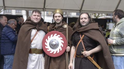 Castreos y romanos se dejan ver por las calles de Friol en la fiesta