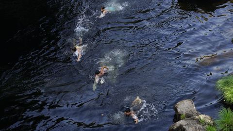 El río Avia, en Ribadavia, es un recurso para escapar del calor en los días de verano sofocantes.