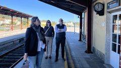 Cecilia Vzquez, con dos ediles del PP, visit la estacin de Infesta-Betanzos.