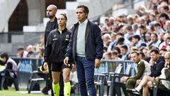El entrenador del Levante, Lu�s Castro, durante el partido de este martes frente al Celta en Bala�dos.