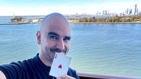 El mago Vituco, en el crucero en el que pasará los próximos meses.