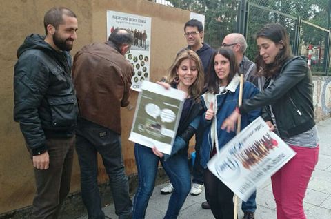 Rafael Cu��a, candidato de CxL, sostiene el cartel con Vicente Ulloa.         La cabeza de lista de APAC, Lara Rodr�guez, durante la pegada virtual.