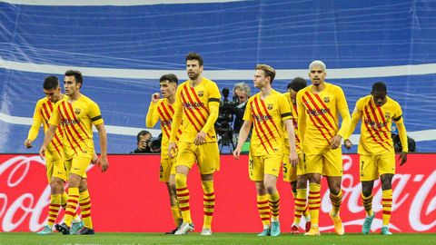 En la imagen, jvenes futbolistas blaugranas como Ferrn Torres, Eric Garca, Pedri y Ronald Arajo, con sus compaeros en el Bernabu.